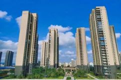 岳阳县荣湖城建面约105-158㎡二期瞰景豪宅南北通透式主卧尊享270&deg;转角飘窗，值得您拥有！如果您是想在岳阳县买现房，那么县荣湖城一期全部实景现房出售不必担心延期交付、